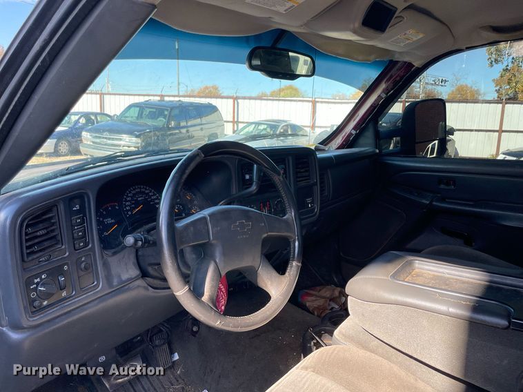 image for item NA9705 2004 Chevrolet Silverado 3500  Ext. Cab flatbed pickup truck