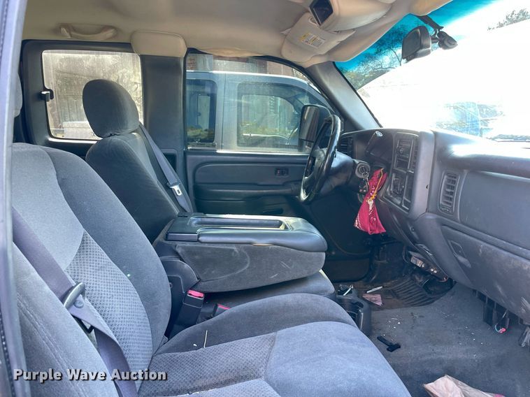 image for item NA9705 2004 Chevrolet Silverado 3500  Ext. Cab flatbed pickup truck