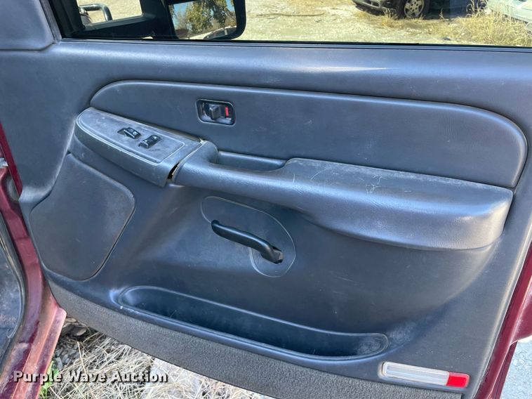 image for item NA9705 2004 Chevrolet Silverado 3500  Ext. Cab flatbed pickup truck