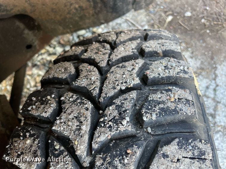 image for item NA9705 2004 Chevrolet Silverado 3500  Ext. Cab flatbed pickup truck