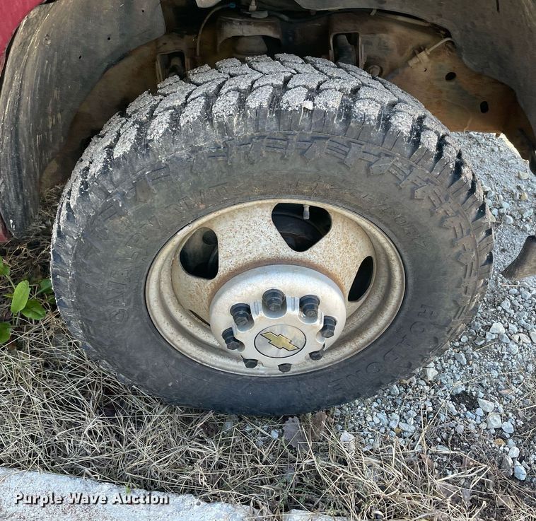 image for item NA9705 2004 Chevrolet Silverado 3500  Ext. Cab flatbed pickup truck