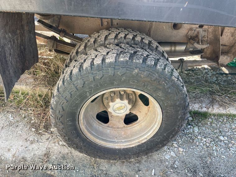 image for item NA9705 2004 Chevrolet Silverado 3500  Ext. Cab flatbed pickup truck