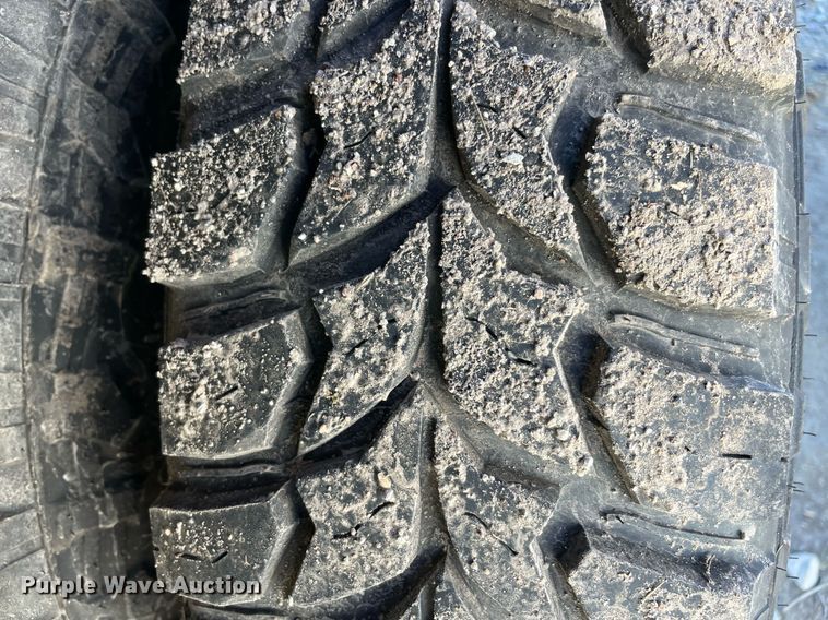 image for item NA9705 2004 Chevrolet Silverado 3500  Ext. Cab flatbed pickup truck