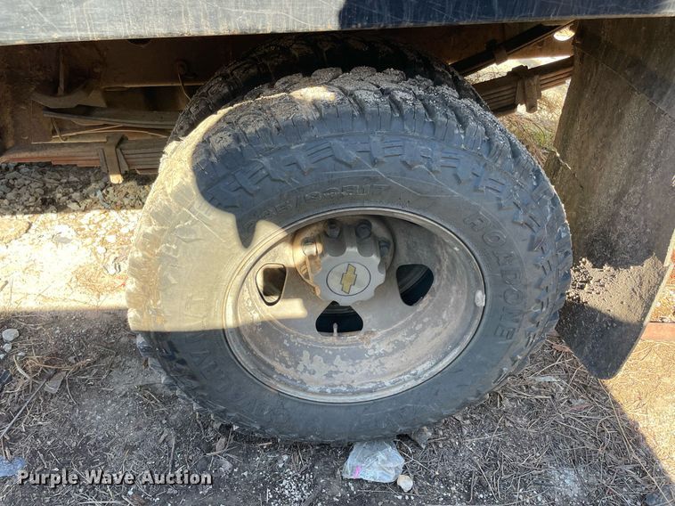 image for item NA9705 2004 Chevrolet Silverado 3500  Ext. Cab flatbed pickup truck