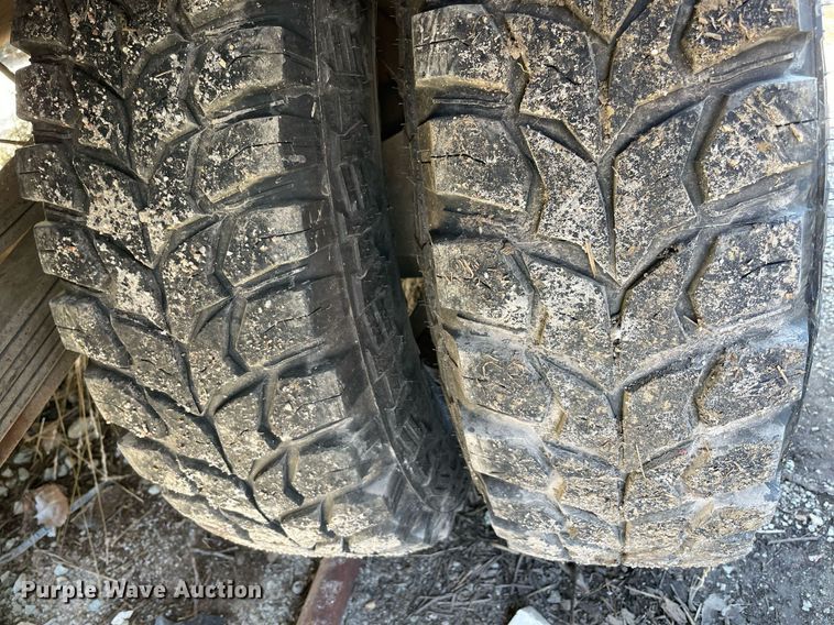 image for item NA9705 2004 Chevrolet Silverado 3500  Ext. Cab flatbed pickup truck