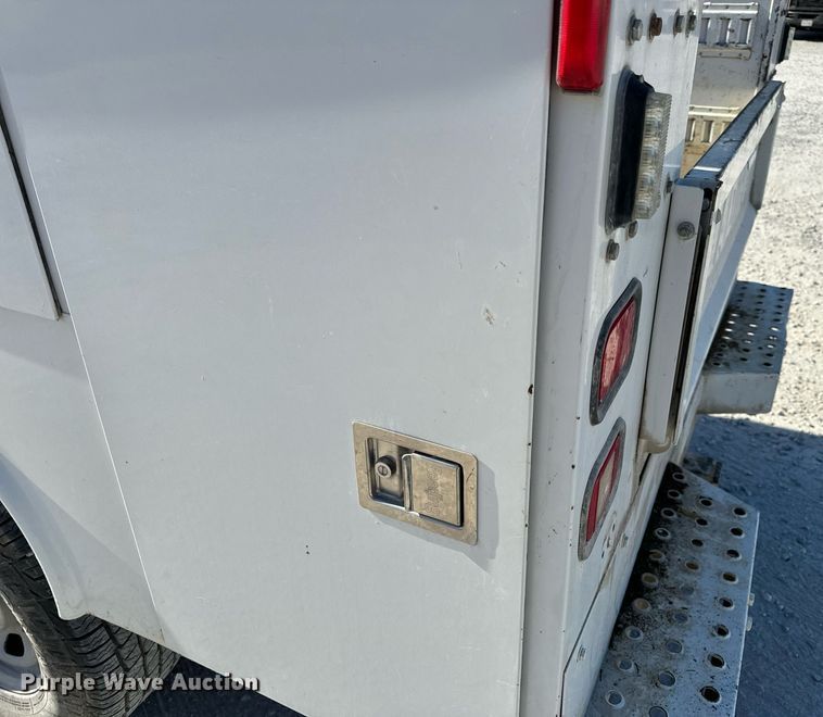 image for item NM9033 2011 Ford F350 Super Duty XL  utility bed pickup truck