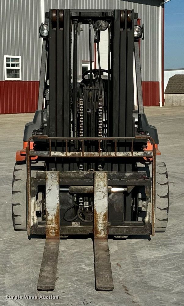 image for item NM9049 2002 Toyota 7FGKU40  forklift