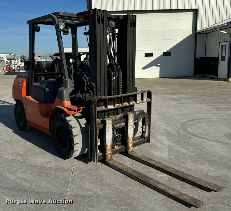 image for item NM9049 2002 Toyota 7FGKU40  forklift