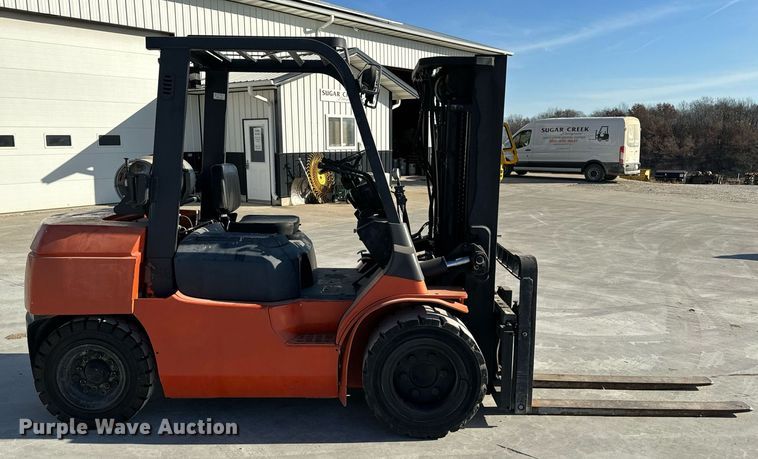 image for item NM9049 2002 Toyota 7FGKU40  forklift