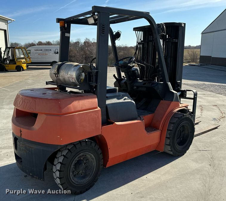 image for item NM9049 2002 Toyota 7FGKU40  forklift