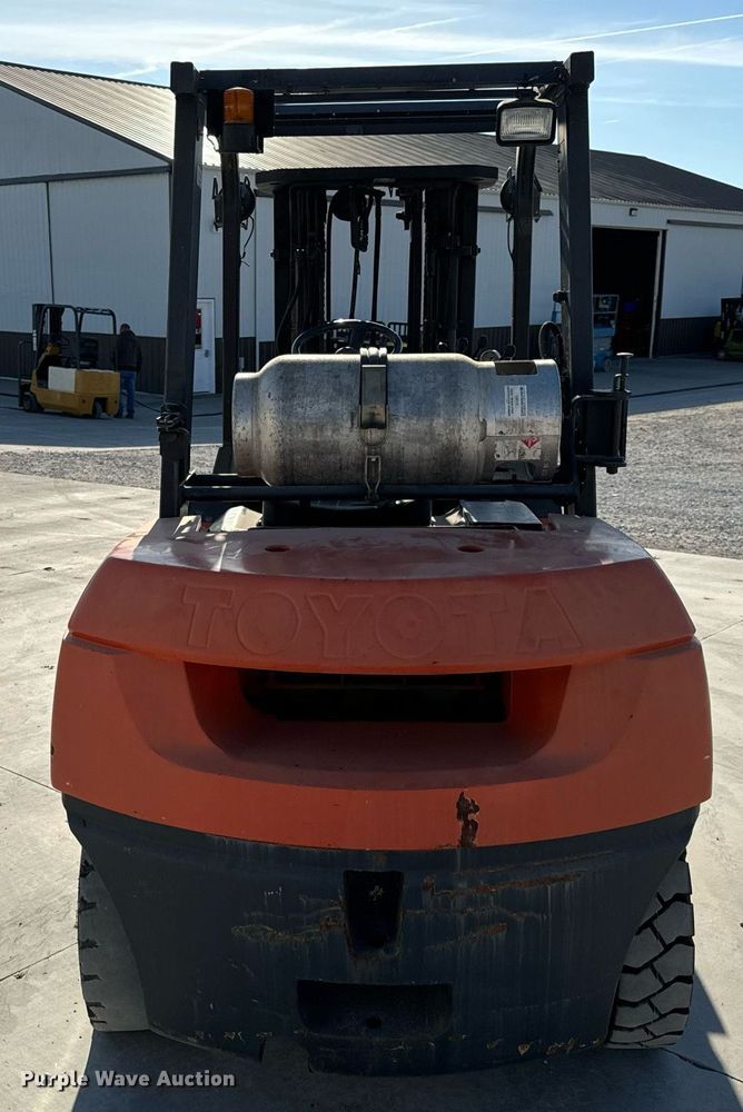 image for item NM9049 2002 Toyota 7FGKU40  forklift