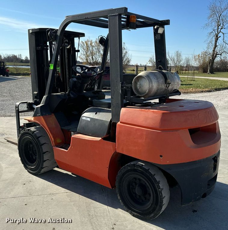 image for item NM9049 2002 Toyota 7FGKU40  forklift
