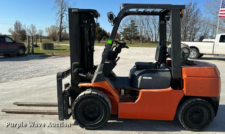 image for item NM9049 2002 Toyota 7FGKU40  forklift