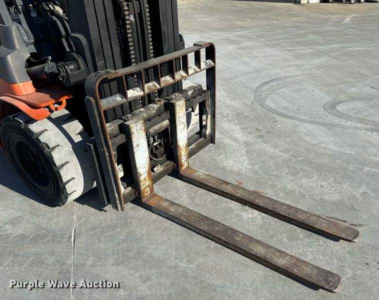 image for item NM9049 2002 Toyota 7FGKU40  forklift