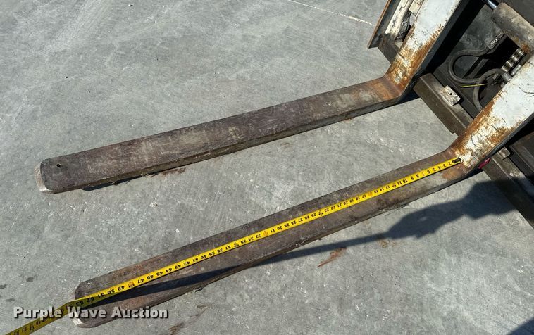 image for item NM9049 2002 Toyota 7FGKU40  forklift