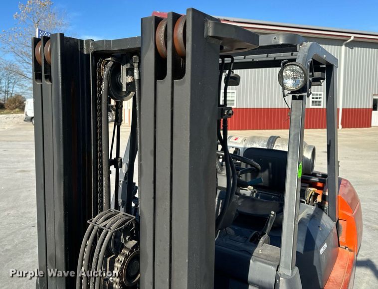 image for item NM9049 2002 Toyota 7FGKU40  forklift