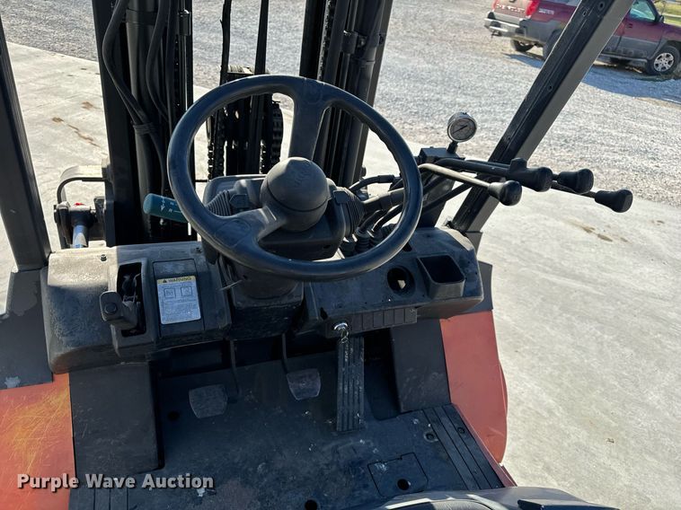 image for item NM9049 2002 Toyota 7FGKU40  forklift