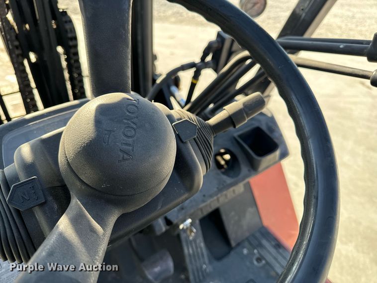 image for item NM9049 2002 Toyota 7FGKU40  forklift