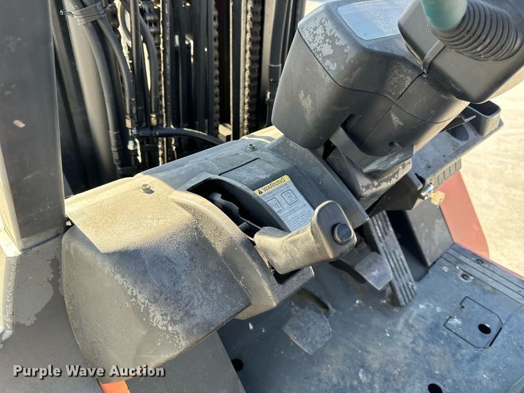 image for item NM9049 2002 Toyota 7FGKU40  forklift