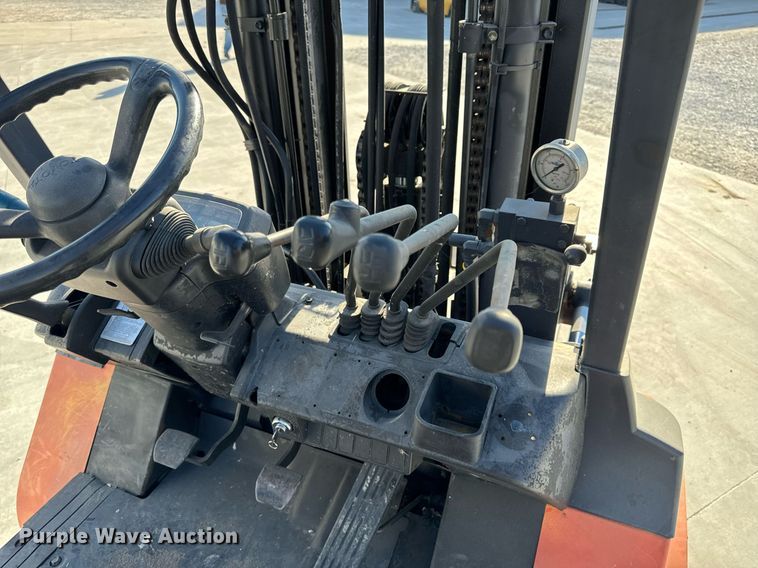 image for item NM9049 2002 Toyota 7FGKU40  forklift