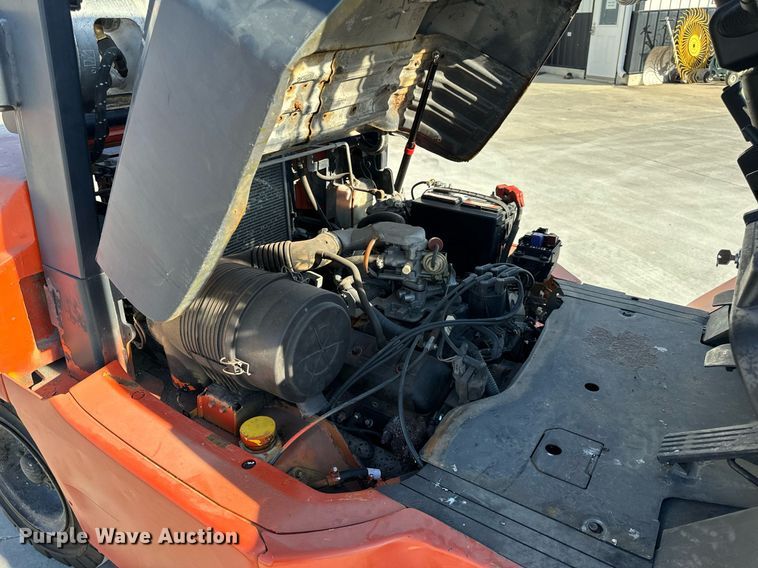 image for item NM9049 2002 Toyota 7FGKU40  forklift