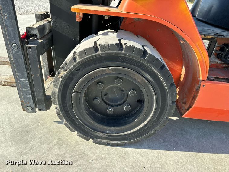 image for item NM9049 2002 Toyota 7FGKU40  forklift