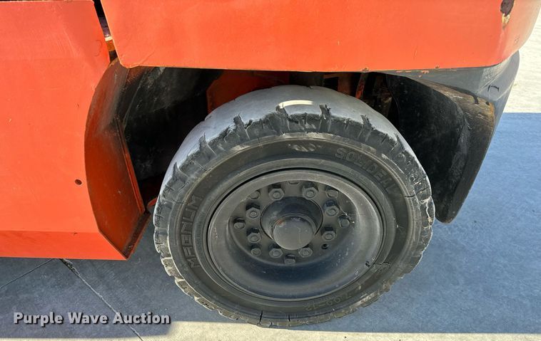 image for item NM9049 2002 Toyota 7FGKU40  forklift