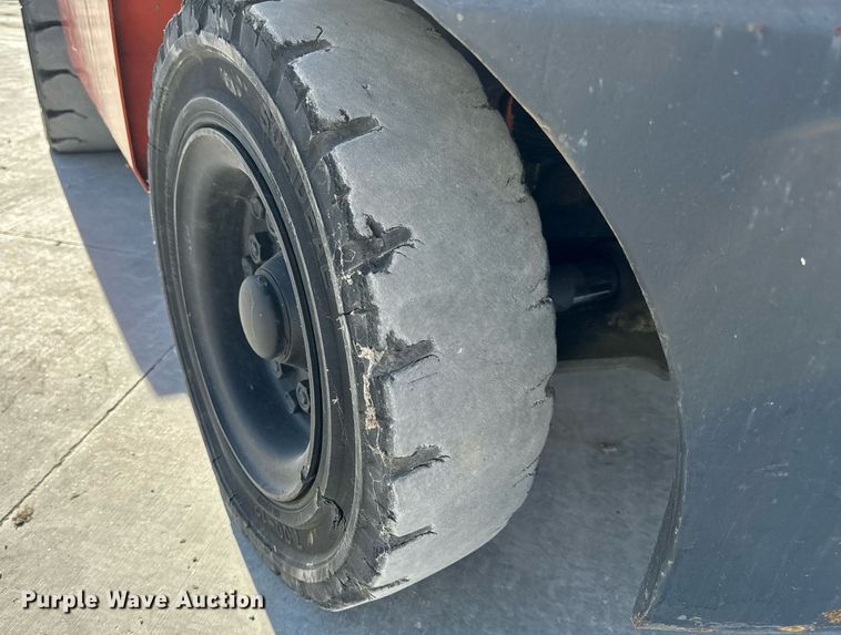 image for item NM9049 2002 Toyota 7FGKU40  forklift