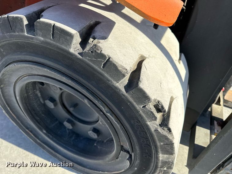 image for item NM9049 2002 Toyota 7FGKU40  forklift