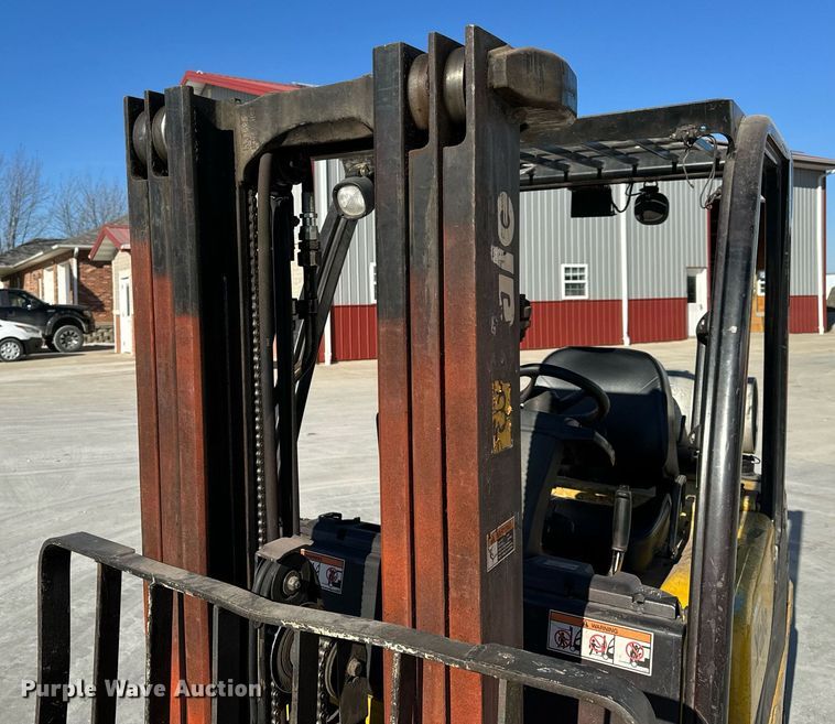 image for item NM9052 Yale GLP050VXEVSE084  forklift