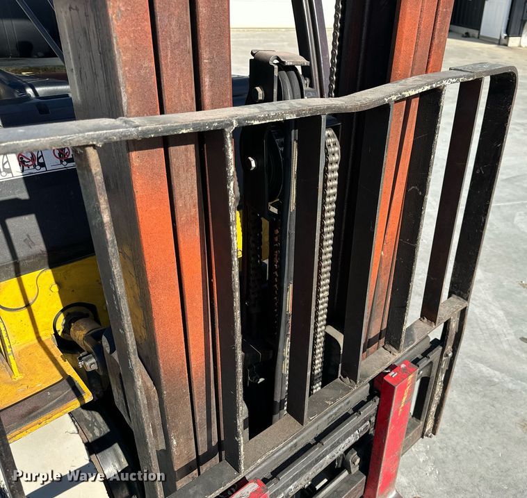 image for item NM9052 Yale GLP050VXEVSE084  forklift