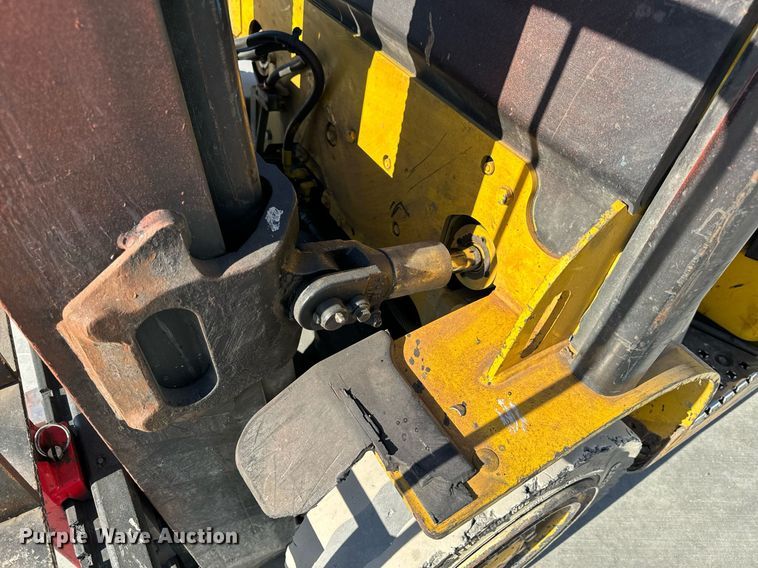 image for item NM9052 Yale GLP050VXEVSE084  forklift