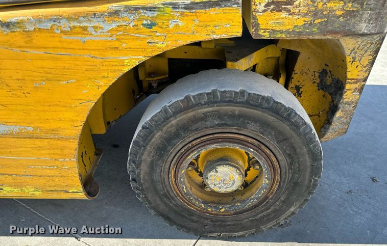 image for item NM9052 Yale GLP050VXEVSE084  forklift