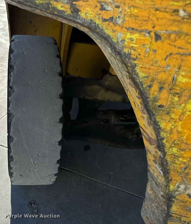 image for item NM9052 Yale GLP050VXEVSE084  forklift