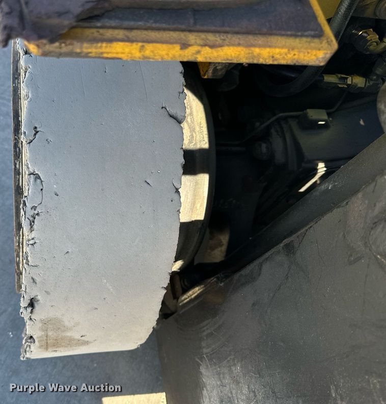 image for item NM9052 Yale GLP050VXEVSE084  forklift