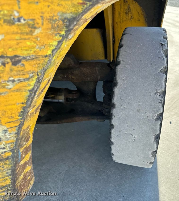 image for item NM9052 Yale GLP050VXEVSE084  forklift