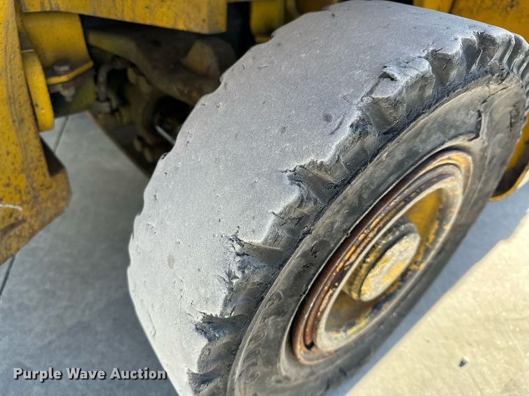 image for item NM9052 Yale GLP050VXEVSE084  forklift