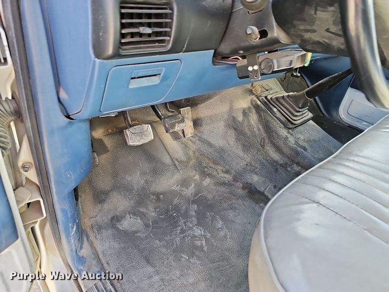 image for item NP9128 1997 Ford F450 Super Duty utility / service truck