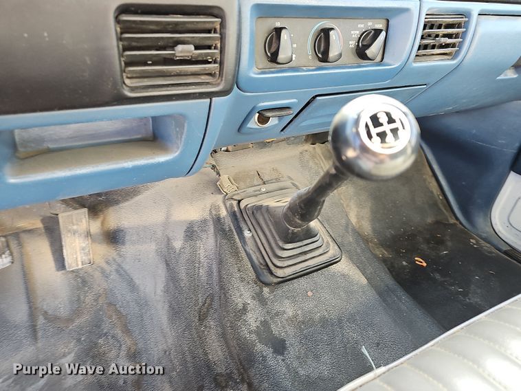 image for item NP9128 1997 Ford F450 Super Duty utility / service truck