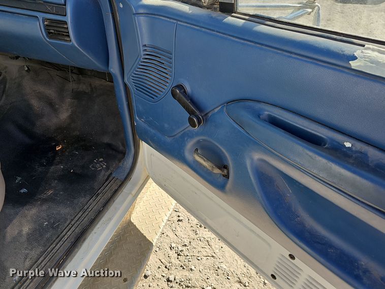 image for item NP9128 1997 Ford F450 Super Duty utility / service truck