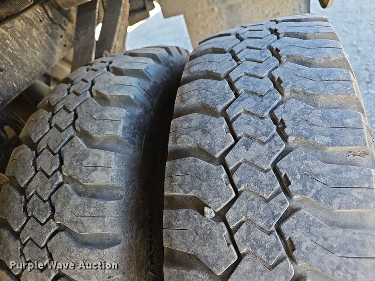 image for item NP9128 1997 Ford F450 Super Duty utility / service truck