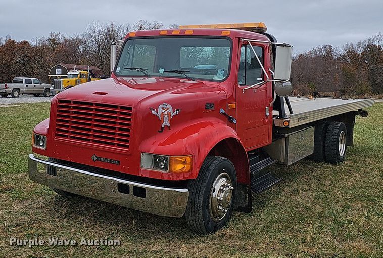 image for item NP9192 1997 International 4700  rollback truck