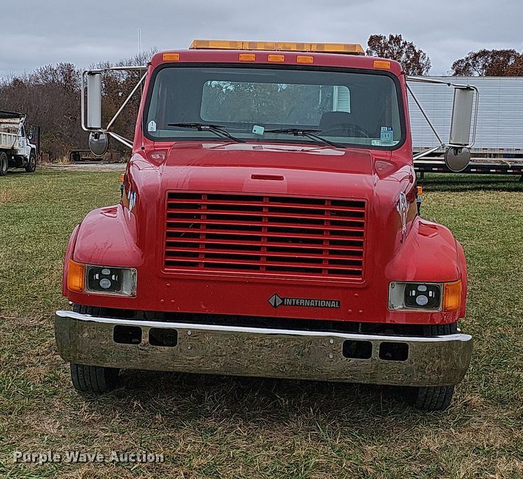 image for item NP9192 1997 International 4700  rollback truck