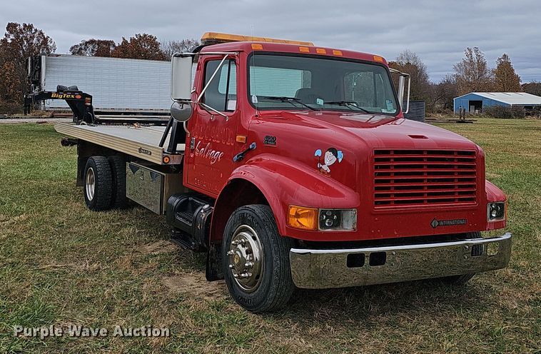 image for item NP9192 1997 International 4700  rollback truck