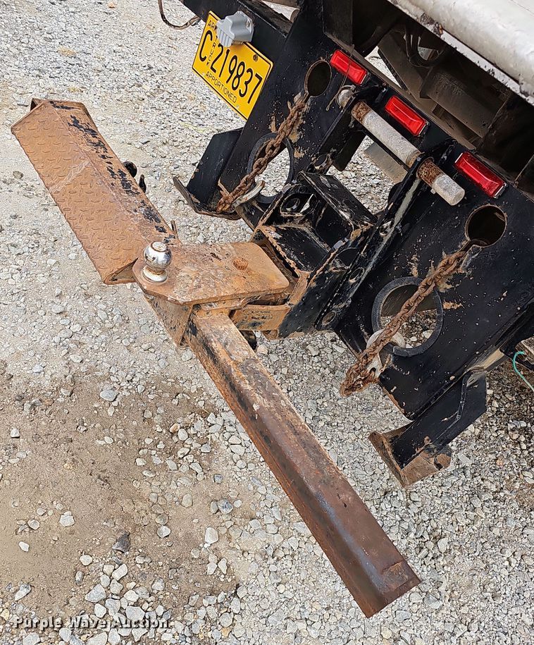 image for item NP9192 1997 International 4700  rollback truck