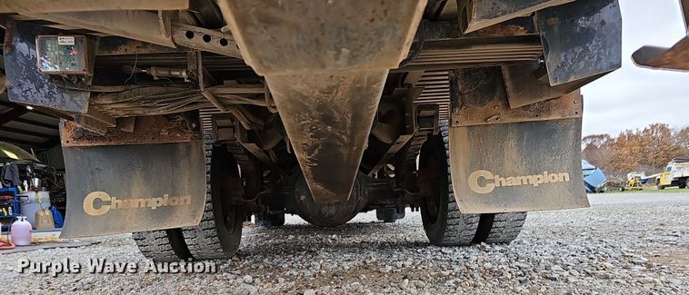 image for item NP9192 1997 International 4700  rollback truck