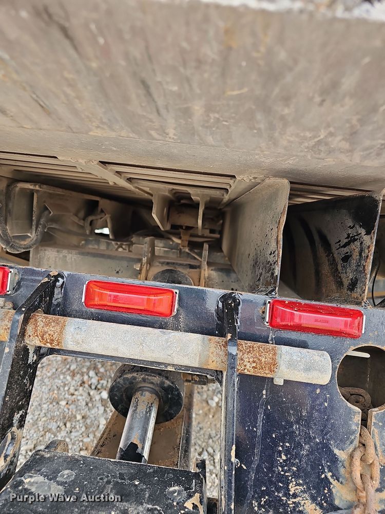 image for item NP9192 1997 International 4700  rollback truck