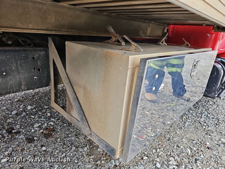 image for item NP9192 1997 International 4700  rollback truck