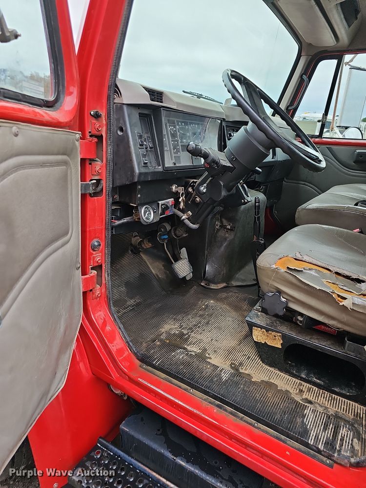 image for item NP9192 1997 International 4700  rollback truck