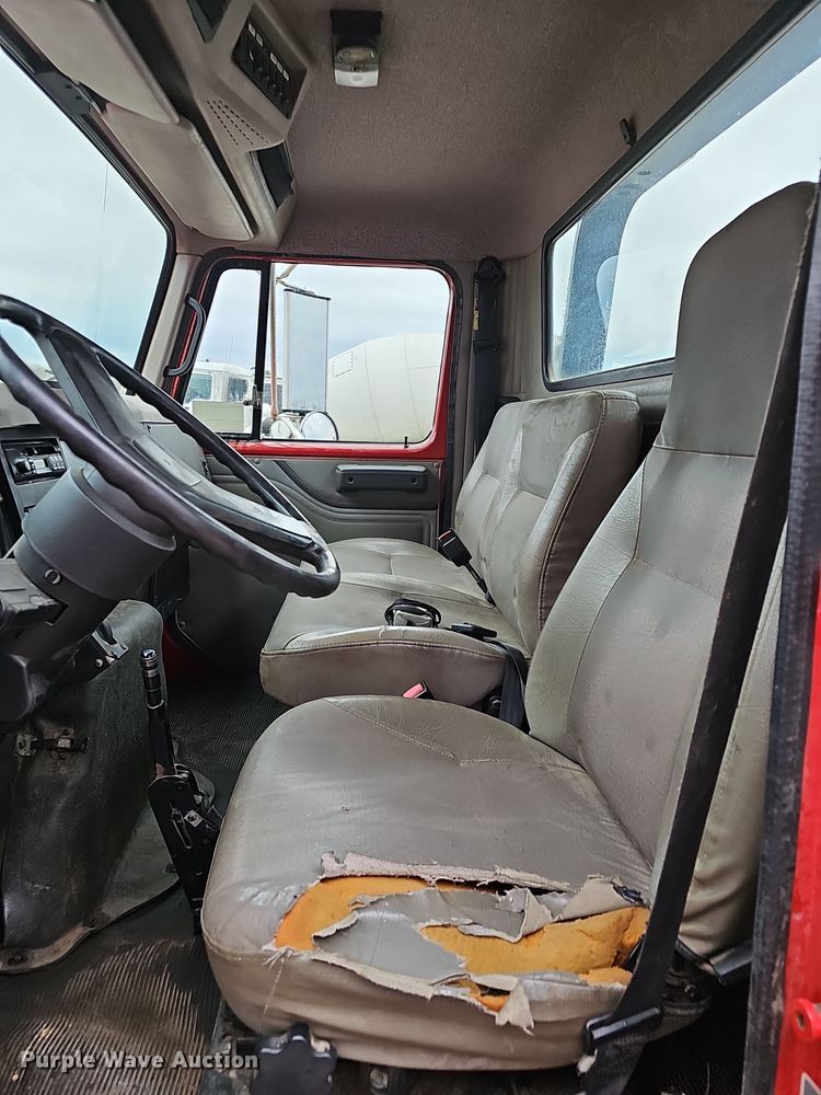 image for item NP9192 1997 International 4700  rollback truck